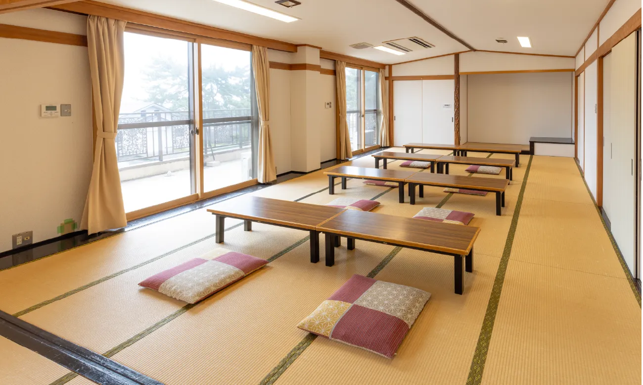 机、座布団を並べて会場として使える
